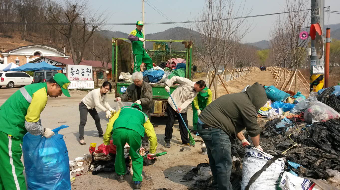 연무동&#44; 상&#183;하광교동 영농 폐비닐 등 쓰레기 집중작업실시